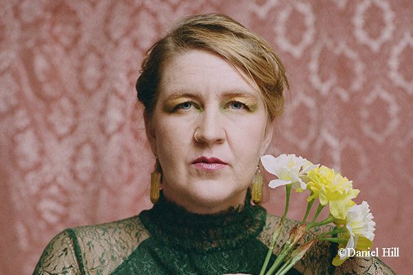 Frauenporträt mit Blumenstrauß